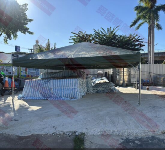宮廷帳 6x6 公尺，設置於營造工地作為工程物料保存與遮蔽使用